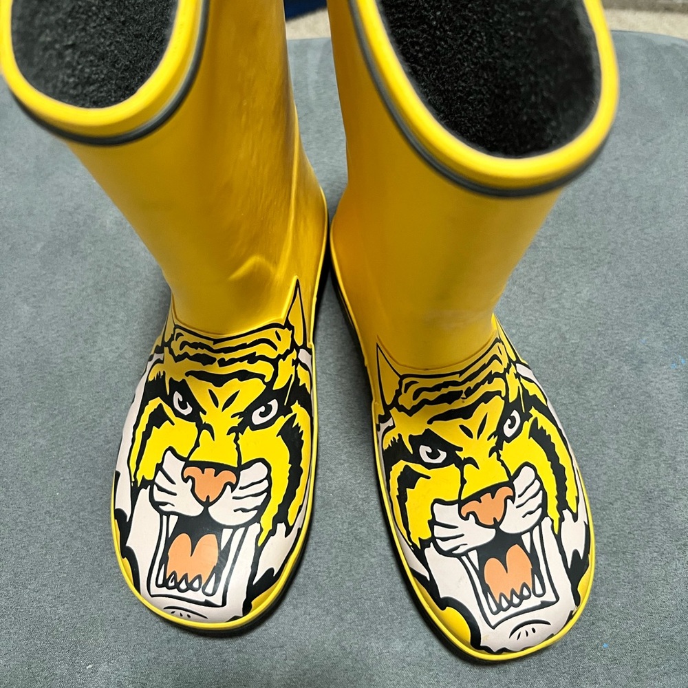 Child Yellow rain boots with a tiger print